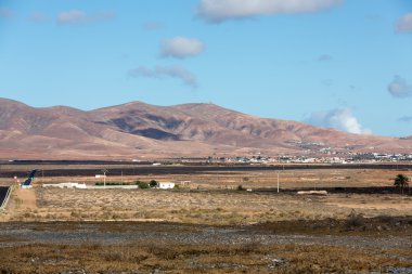 Peyzaj alanları ve Antigua village, Fuerteventura yakınındaki dağ