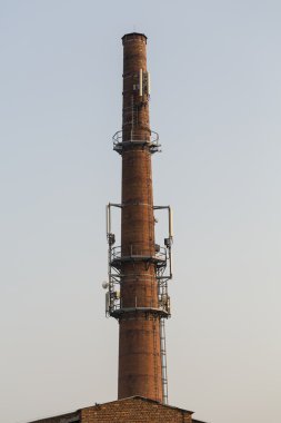 Eski tuğla bacadaki ana alıcı-verici istasyonu.