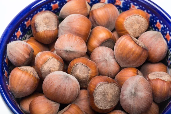 Stapel van hazelnoten geïsoleerd op witte achtergrond — Stockfoto