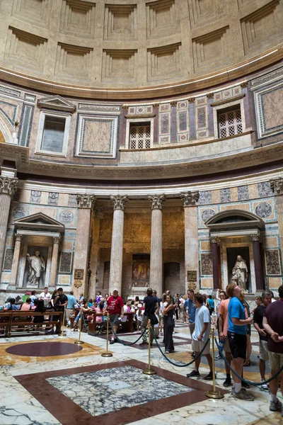 Pantheon v Římě, Itálie. Pantheon byl postaven jako chrám všech bohů starověkého Říma a přestavěn asi 126 Ad císař Hadrián. — Stock fotografie