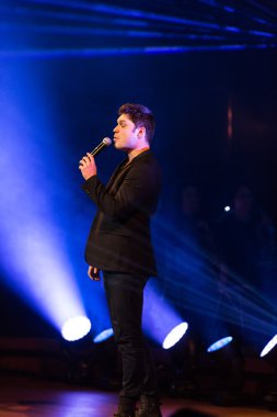 Symphonica - gözlük ile Metallica, Nirvana, Pearl Jam, Deep Purple, AC/DC, Aerosmith müzik, ince opera vokal ve ses senfonik orkestra ile. Cracow