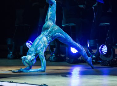 Symphonica - gözlük ile Metallica, Nirvana, Pearl Jam, Deep Purple, AC/DC, Aerosmith müzik, ince opera vokal ve ses senfonik orkestra ile. Cracow