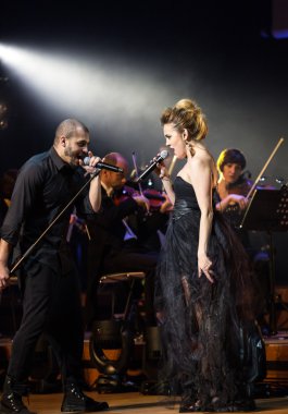 Symphonica - gözlük ile Metallica, Nirvana, Pearl Jam, Deep Purple, AC/DC, Aerosmith müzik, ince opera vokal ve ses senfonik orkestra ile. Cracow