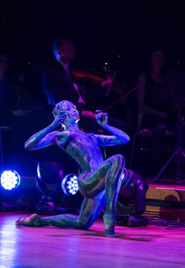 Symphonica - gözlük ile Metallica, Nirvana, Pearl Jam, Deep Purple, AC/DC, Aerosmith müzik, ince opera vokal ve ses senfonik orkestra ile. Cracow