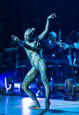 Symphonica - gözlük ile Metallica, Nirvana, Pearl Jam, Deep Purple, AC/DC, Aerosmith müzik, ince opera vokal ve ses senfonik orkestra ile. Cracow