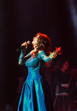 Symphonica - gözlük ile Metallica, Nirvana, Pearl Jam, Deep Purple, AC/DC, Aerosmith müzik, ince opera vokal ve ses senfonik orkestra ile. Cracow