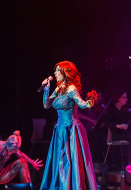 Symphonica - gözlük ile Metallica, Nirvana, Pearl Jam, Deep Purple, AC/DC, Aerosmith müzik, ince opera vokal ve ses senfonik orkestra ile. Cracow