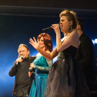 Symphonica - gözlük ile Metallica, Nirvana, Pearl Jam, Deep Purple, AC/DC, Aerosmith müzik, ince opera vokal ve ses senfonik orkestra ile. Cracow