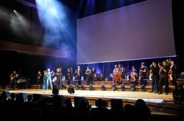 Symphonica - gözlük ile Metallica, Nirvana, Pearl Jam, Deep Purple, AC/DC, Aerosmith müzik, ince opera vokal ve ses senfonik orkestra ile. Cracow