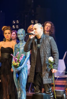 Symphonica - gözlük ile Metallica, Nirvana, Pearl Jam, Deep Purple, AC/DC, Aerosmith müzik, ince opera vokal ve ses senfonik orkestra ile. Cracow