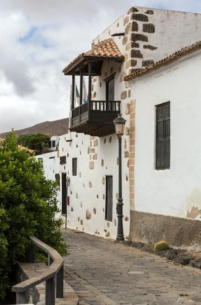 Una vista de la calle Juan Bethencourt en Betancuria en Fuerteventura — Foto de Stock