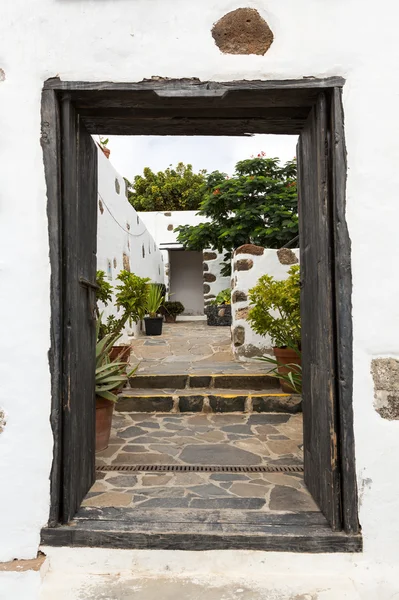 Ancienne porte d'entrée noire dans le village de Betancuria sur Fuerteventura — Photo