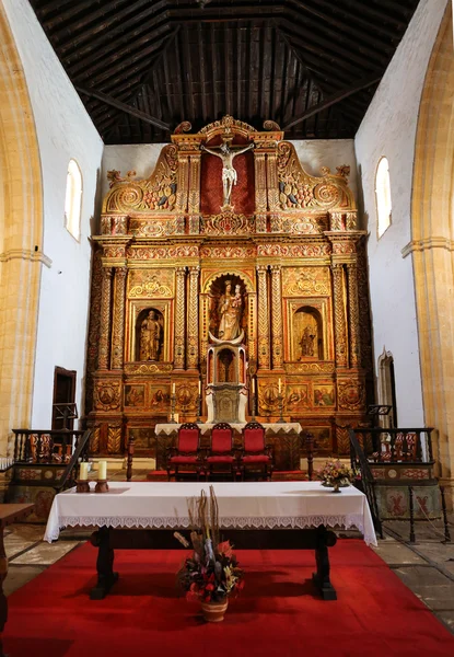 Nave principal y altar en Catedral Iglesia de Santa María de Betancuria en Fuerteventura , — Foto de Stock