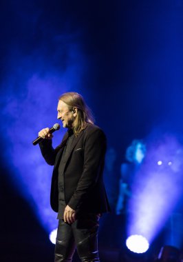 Symphonica - gözlük ile Metallica, Nirvana, Pearl Jam, Deep Purple, AC/DC, Aerosmith müzik, ince opera vokal ve ses senfonik orkestra ile. Cracow