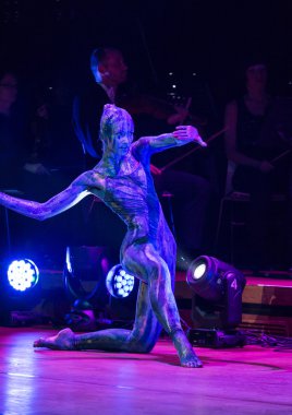 Symphonica - gözlük ile Metallica, Nirvana, Pearl Jam, Deep Purple, AC/DC, Aerosmith müzik, ince opera vokal ve ses senfonik orkestra ile. Cracow