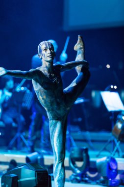 Symphonica - gözlük ile Metallica, Nirvana, Pearl Jam, Deep Purple, AC/DC, Aerosmith müzik, ince opera vokal ve ses senfonik orkestra ile. Cracow