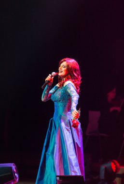 Symphonica - gözlük ile Metallica, Nirvana, Pearl Jam, Deep Purple, AC/DC, Aerosmith müzik, ince opera vokal ve ses senfonik orkestra ile. Cracow