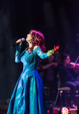 Symphonica - gözlük ile Metallica, Nirvana, Pearl Jam, Deep Purple, AC/DC, Aerosmith müzik, ince opera vokal ve ses senfonik orkestra ile. Cracow