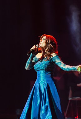 Symphonica - gözlük ile Metallica, Nirvana, Pearl Jam, Deep Purple, AC/DC, Aerosmith müzik, ince opera vokal ve ses senfonik orkestra ile. Cracow