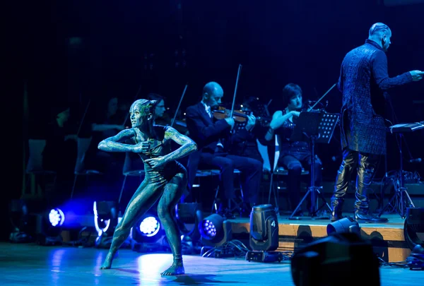 Symphonica - spettacolo con musiche di Metallica, Nirvana, Pearl Jam, Deep Purple, AC / DC, Aerosmith, con sottili voci operistiche e suono di orchestra sinfonica. Cracovia — Foto Stock