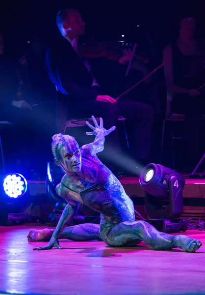 Symphonica - gözlük ile Metallica, Nirvana, Pearl Jam, Deep Purple, AC/DC, Aerosmith müzik, ince opera vokal ve ses senfonik orkestra ile. Cracow