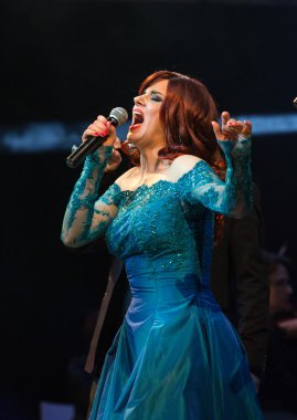 Symphonica - gözlük ile Metallica, Nirvana, Pearl Jam, Deep Purple, AC/DC, Aerosmith müzik, ince opera vokal ve ses senfonik orkestra ile. Cracow