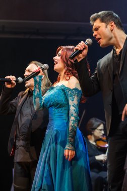 Symphonica - gözlük ile Metallica, Nirvana, Pearl Jam, Deep Purple, AC/DC, Aerosmith müzik, ince opera vokal ve ses senfonik orkestra ile. Cracow