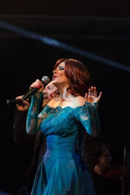 Symphonica - gözlük ile Metallica, Nirvana, Pearl Jam, Deep Purple, AC/DC, Aerosmith müzik, ince opera vokal ve ses senfonik orkestra ile. Cracow