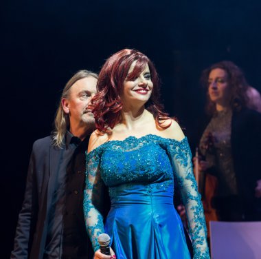 Symphonica - gözlük ile Metallica, Nirvana, Pearl Jam, Deep Purple, AC/DC, Aerosmith müzik, ince opera vokal ve ses senfonik orkestra ile. Cracow