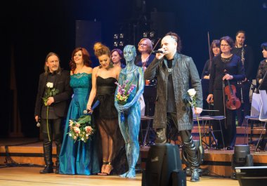 Symphonica - gözlük ile Metallica, Nirvana, Pearl Jam, Deep Purple, AC/DC, Aerosmith müzik, ince opera vokal ve ses senfonik orkestra ile. Cracow