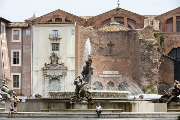 Naiads ve melekler ve Piazza della Repubblica Roma tarihinde şehit St Mary Bazilikası'nın Çeşmesi. İtalya — Stok fotoğraf