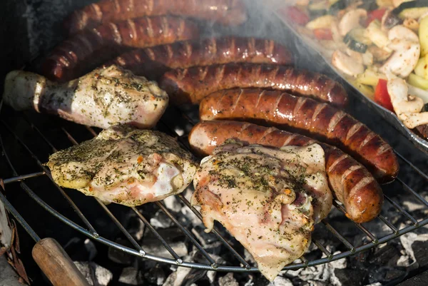 Grill z pysznym grillowanym mięsem na grillu — Zdjęcie stockowe