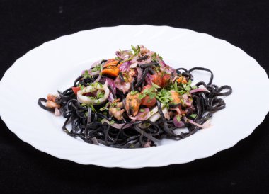 Deniz ürünleri ve sebze ile siyah spagetti