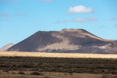 Peyzaj alanları ve Antigua village, Fuerteventura yakınındaki dağ