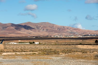 Peyzaj alanları ve Antigua village, Fuerteventura yakınındaki dağ,