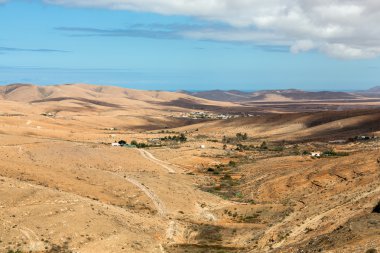Peyzaj alanları ve Antigua village, Fuerteventura yakınındaki dağ