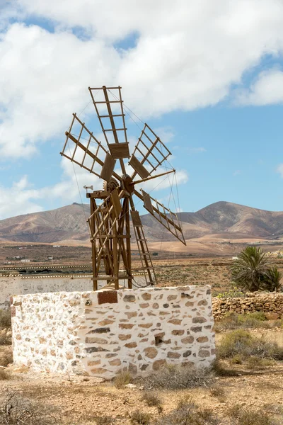 Historische hölzerne Windmühle in der Nähe des Dorfes puerto lajas auf der spanischen Insel fuerteventura — Stockfoto