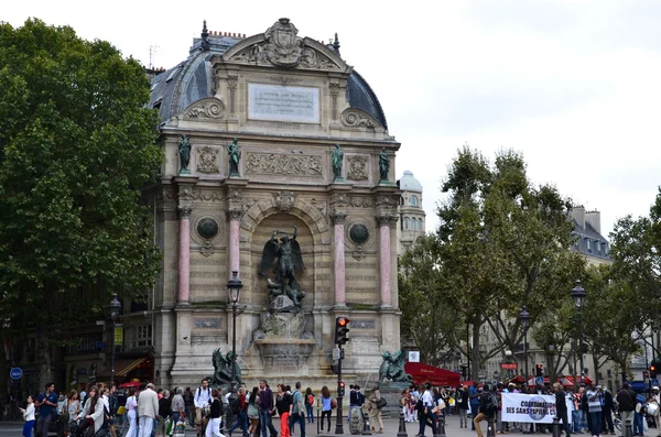 Statues de la Fontaine Saint Michel à Paris — Photo