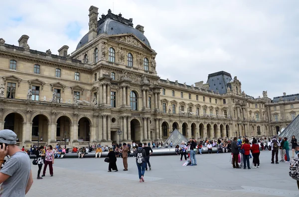 París - Museo del Louvre. El Louvre es uno de los museos más grandes del mundo, recibiendo más de 8 millones de visitantes cada año. . —  Fotos de Stock