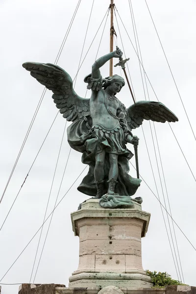 Rom - brons staty av Michael ärkeängeln, stående ovanpå Castel Sant'Angelo — Stockfoto