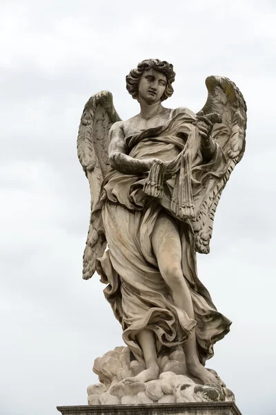 Statue en marbre de l'ange avec les fouets par Lazzaro Morelli du pont Sant'Angelo à Rome, Italie — Photo