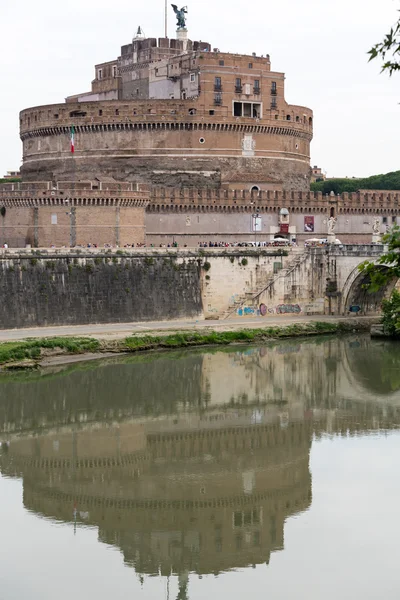 Rome - View of Castel Sant'Angelo, Castle of the Holy Angel built by Hadrian in Rome, along Tiber River — Stock Photo, Image