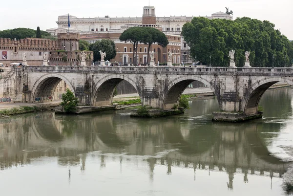 Puente de Sant Angelo en Roma, Italia — Foto de Stock