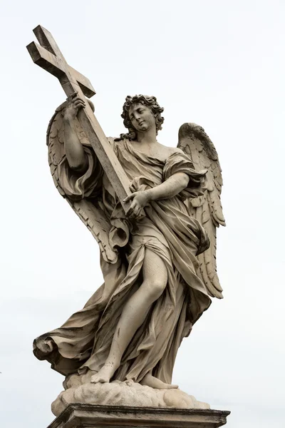 Marble statue of Angel with the Cross by Ercole Ferrata from the Sant 'Angelo Bridge in Rome, Italy — стоковое фото