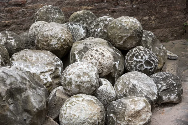 Antiguas balas de cañón de mármol en Castel Sant 'Angelo en Roma, Italia — Foto de Stock