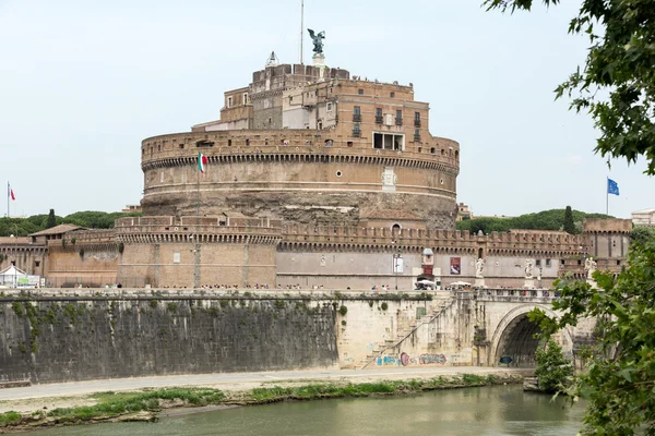 Rome - View of Castel Sant'Angelo, Castle of the Holy Angel built by Hadrian in Rome, along Tiber Rive — Stock Photo, Image