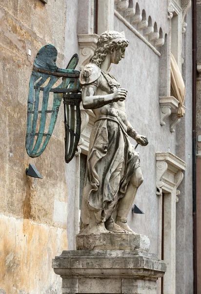 Rome - het Mausoleum van Hadrianus (kasteel van Sant' Angelo). De oorspronkelijke marmeren standbeeld van de engel door Raffaello da Montelupo. — Stockfoto