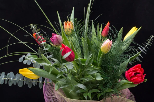 Bouquet coloré de fleurs fraîches de tulipes de printemps — Photo