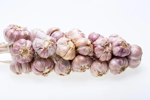 Stringa di aglio isolato su sfondo bianco — Foto Stock