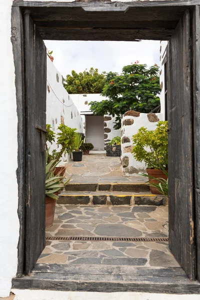 Porta de entrada preta velha na aldeia de Betancuria em Fuerteventura, Ilhas Canárias, Espanha — Fotografia de Stock